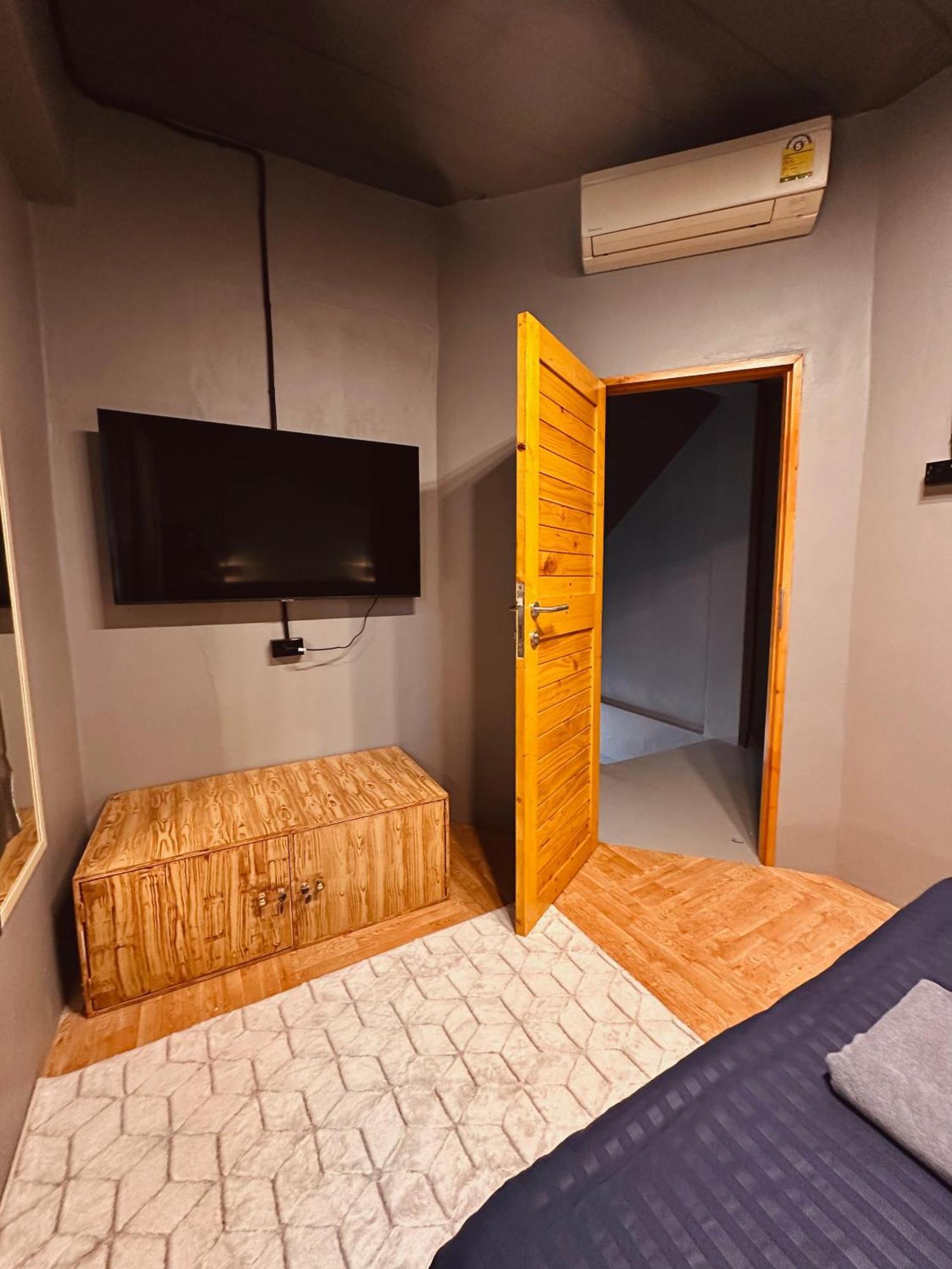 Hostel Friends Station & Cafe Паттайя Экстерьер фото
